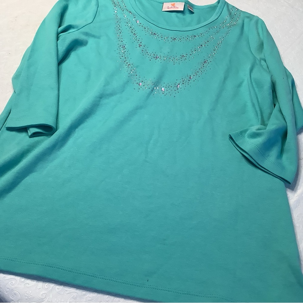 Quacker factory top w/ decor SZ M NWOT SALE